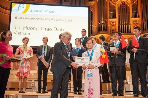Vietnam wins two gold medals at Int’l Physics Olympiad 2016 - ảnh 1